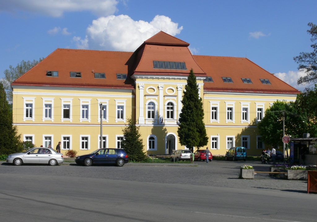 Bývalý kaštieľ Berchtoldovcov - súčasné Gymnázium. Foto - Mesto Fiľakovo